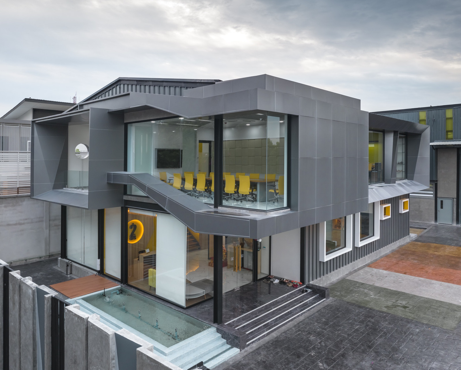Office for sale Luxury modern&Warehouse  Traveling is very convenient. Can enter and exit Ramintra Soi 5, Theparak Road, Phahonyothin, very good location, ready to do business. There is a large 2-level warehouse with an elevator to carry things up to  – รูปที่ 2