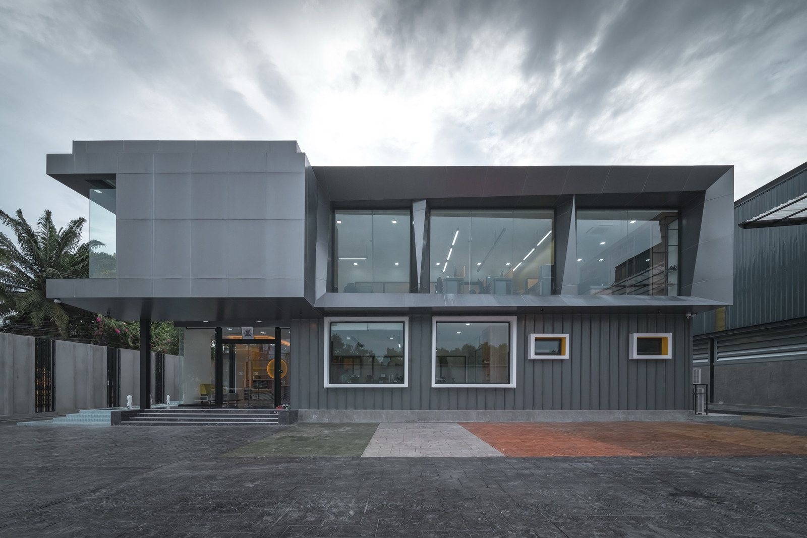 Office for sale Luxury modern&Warehouse  Traveling is very convenient. Can enter and exit Ramintra Soi 5, Theparak Road, Phahonyothin, very good location, ready to do business. There is a large 2-level warehouse with an elevator to carry things up to  – รูปที่ 4