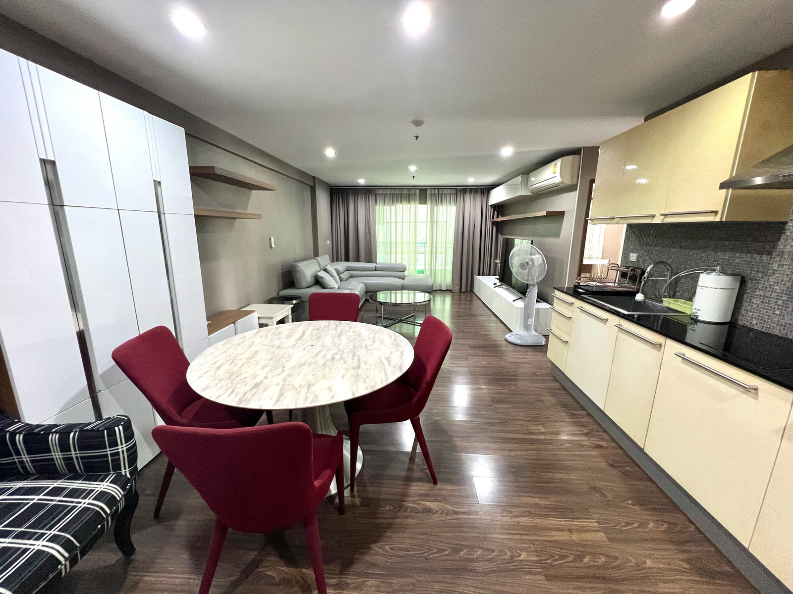 ขายSilom City Resort ใจกลางสาทรและสีลม101ตรม. 8.8ล ติดBTSช่องนนทรี250เมตร(เดิน3นาที) ห้องใหญ่101ตรม. 86,000บาท/ตรม. 2นอน 2น้ำ 1ห้องแม่บ้าน ขนาด 101ตารางเมตร ชั้น4 ขาย 8,800,000บาท ส่วนกลาง -ฟิตเนส -สระว่ายน้ำ -ดาดฟ้า Location -ใจกลางสีลมสาทร ขายSilom City Resort ใจกลางสาทรและสีลม101ตรม. 8.8ล ติดBTSช่องนนทรี250เมตร(เดิน3นาที) ห้องใหญ่101ตรม. 86,000บาท/ตรม. 2นอน 2น้ำ 1ห้องแม่บ้าน ขนาด 101ตารางเมตร ชั้น4 ขาย 8,800,000บาท ส่วนกลาง -ฟิตเนส -สระว่ายน้ำ -ดาดฟ้า Location -ใจกลางสีลมสาทร