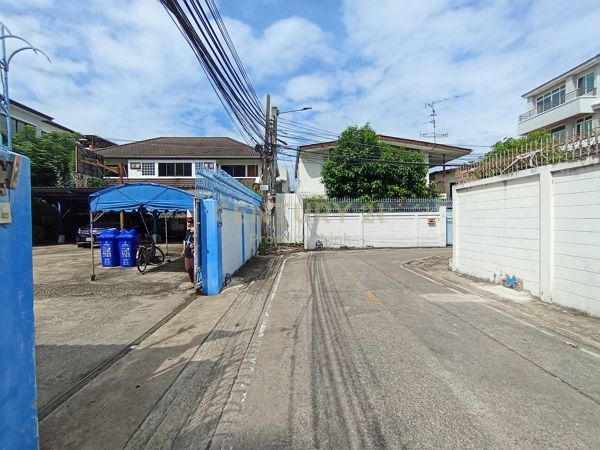 Trophy Asset in Ari! 130 Sq.w. Land with Building | Prime Location Near BTS Ari &amp; Expressway No.50-LA-69008