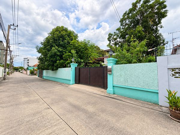 For rent, detached house, 118 sq m, large area, 3 floors, Seri Soi 10, Rama 9.