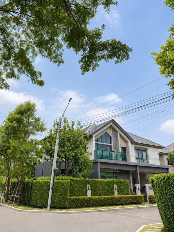 Detached House for Sale Bangkok Boulevard Sathorn–Pinklao 2 near Central Westville with EV Charger 