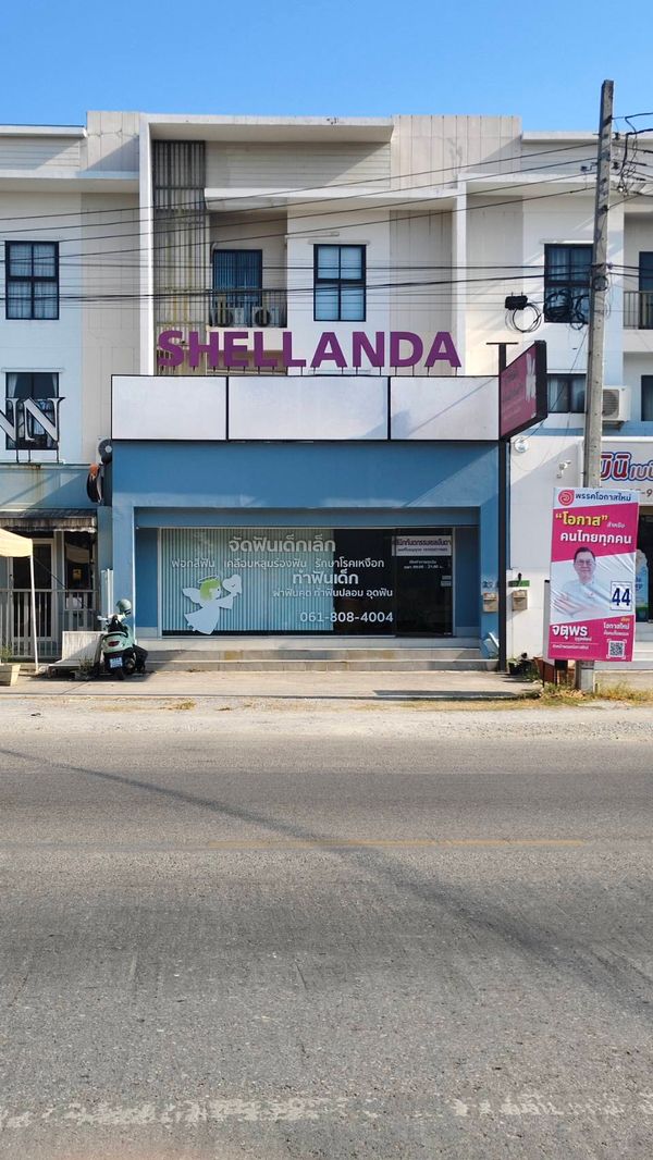 3-story commercial building for sale, Krungthep Kreetha, with dental clinic business. Opposite Unico Golf Course