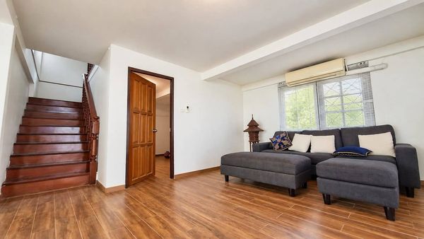LTH16182 - Pet Friendly House for Rent Sukhumvit 22 | 200 sq.m. | 2 Beds + 1 Flexible Room | 3 Baths | 2 Parking | 150K | บ้านให้เช่า สุขุมวิท 22 เลี้ยงสัตว์ได้
