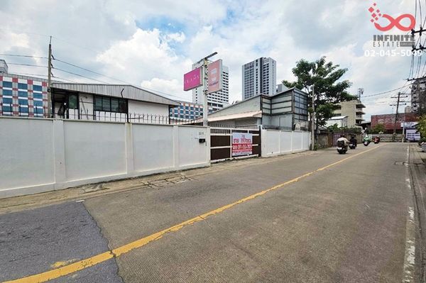 Land for sale, 197 sq m, next to Ratchadaphisek Road. With buildings, Soi Lat Phrao 23, near MRT Lat Phrao.