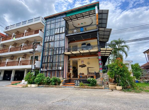 97906 - Assets ready for business. Close to Cha-am beach, only 120 m. | 16 rooms | 3-story reinforced concrete building | Land 64.40 sq m.