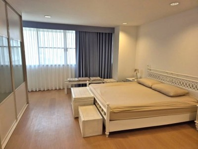 🔥Rent Now🔥 D.S. Tower 1, Sukhumvit 33, near BTS Phrom Phong and MRT Asoke stations. Fully furnished and ready to move in.