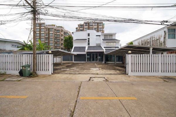 ให้เช่าออฟฟิศลาดพร้าว 8 ทำเลทองใจกลางเมือง✨🌈🌿位于市中心黄金地段 Ladprao 8 的办公空间出租。
