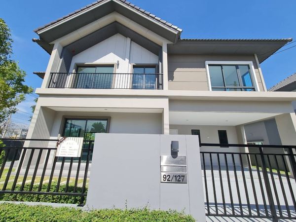 Single house for sale, corner plot next to garden! Pave Rangsit-Vibhavadi, south side, very good wind, 4 bedrooms, 3 bathrooms, 229 sq m., only 9.7 million baht.