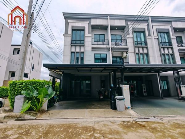 Urgent Sale: 3-Story Corner-Unit Townhome at Urbanio Vibhavadi-Chaeng Watthana (Lak Si/Don Mueang Zone). Features include a garage extension, rear awning, and proximity to the Chaeng Watthana Government Complex and Harrow International School.