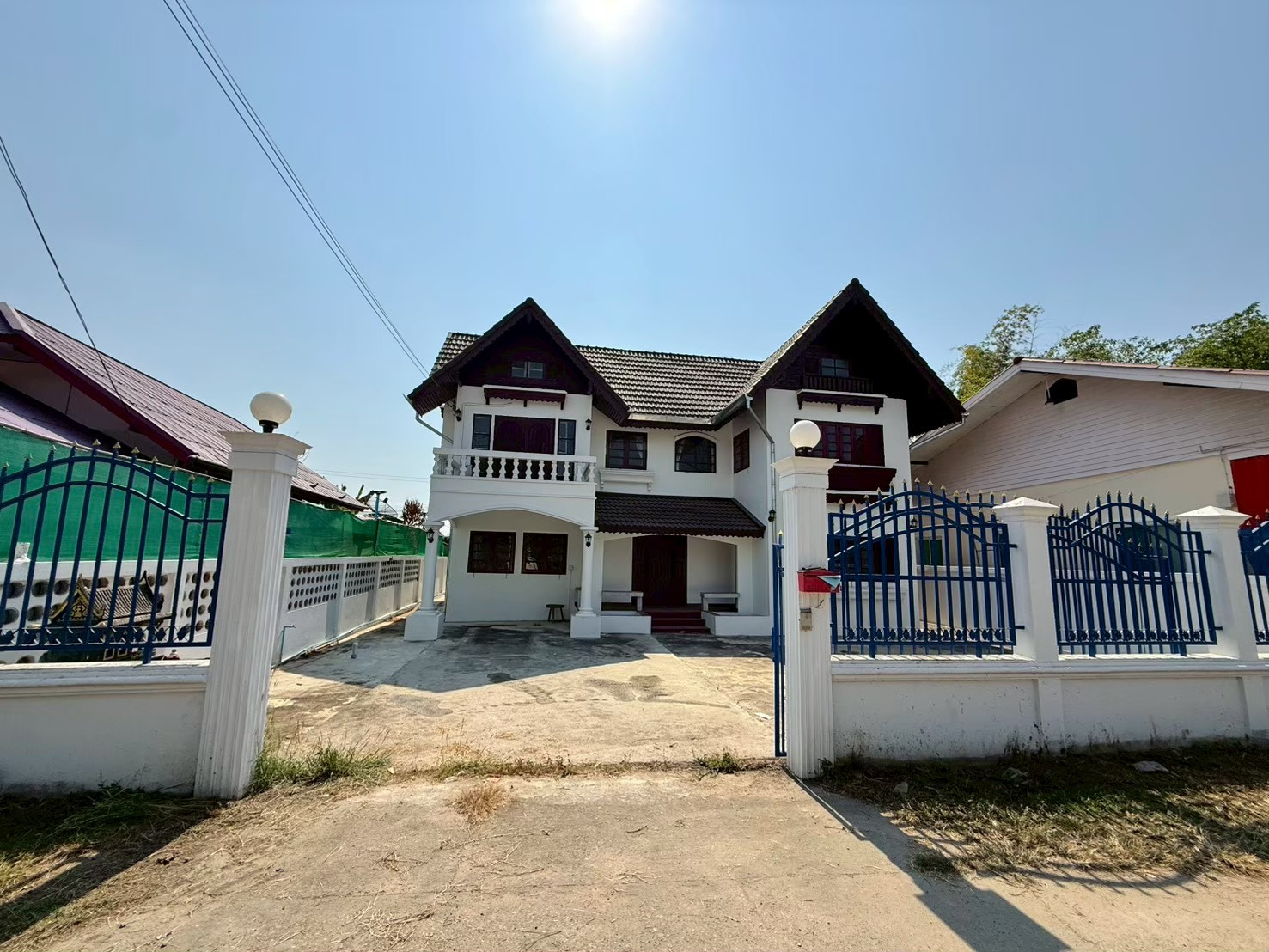 2-story house on the northern edge of Mae Rim, Chiang Mai. The back of the house is next to the Mae Rim River.