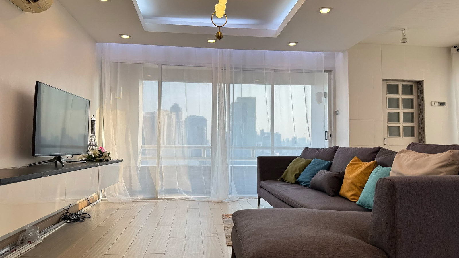 ขาย! ให้เช่า!!! Srivara Mansion ห้องสวย City view! *MRTศูนย์วัฒนธรรม 150ตรม เพียง 64,900บาท/เดือน  – รูปที่ 2