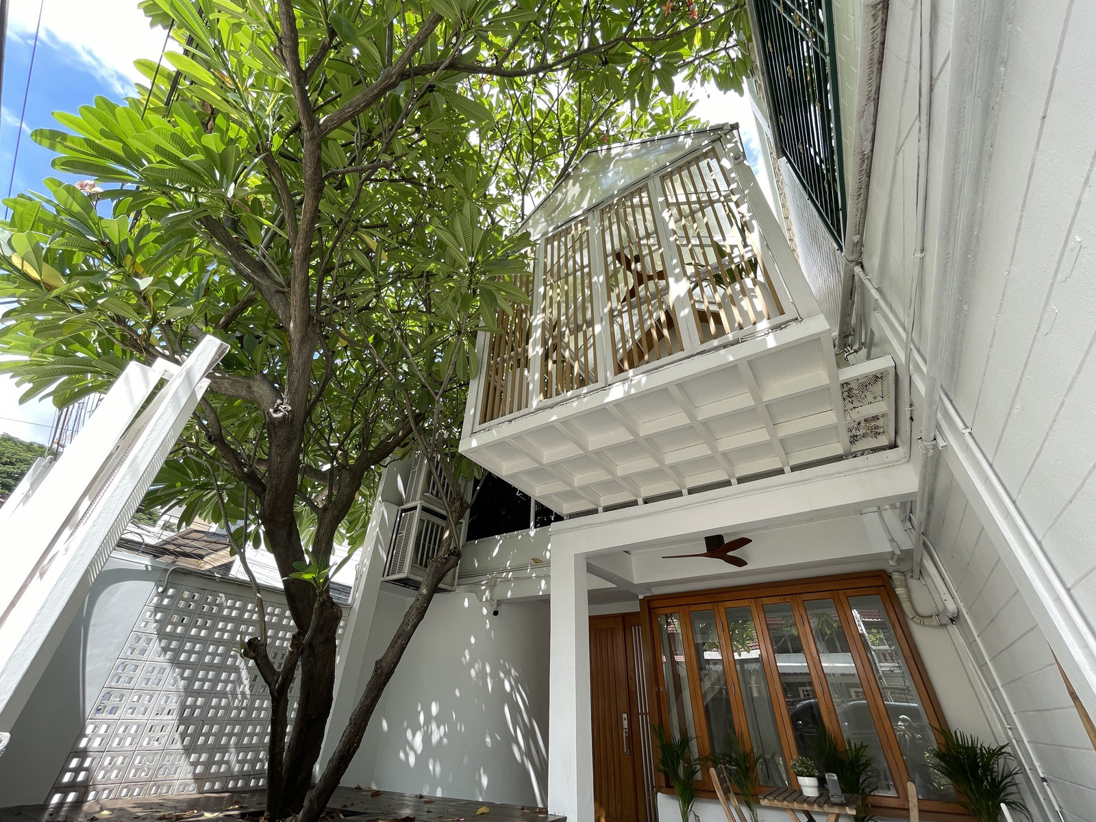 ✨ Newly Renovated Townhouse for Rent near BTS Ekkamai only 650m – Pet allowed 🐶🐱