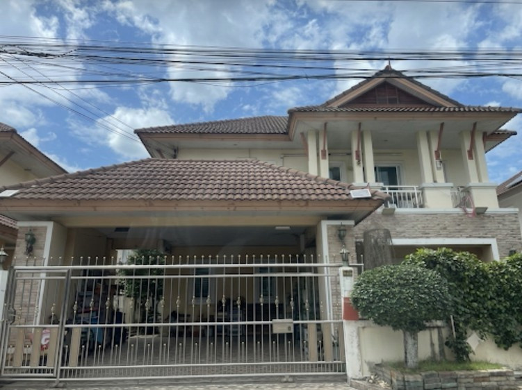Single house for sale next to the main road of the village, opposite the garden, Thongsathit 9 Watcharaphon project. Single house for sale next to the main road of the village, opposite the garden, Thongsathit 9 Watcharaphon project.