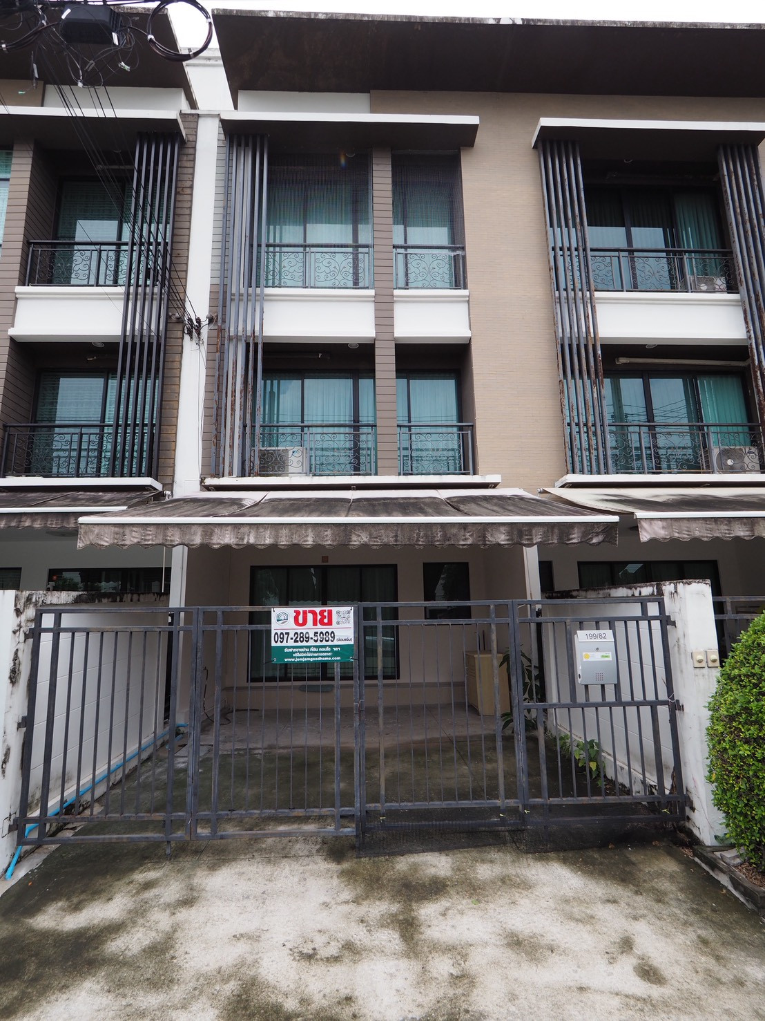 ขายด่วน ทาวน์โฮม 3 ชั้น บ้านกลางเมือง นวมินทร์ 42 ขนาด 20 ตรว. อยู่ถนนเมน ใกล้ส่วนกลาง สภาพดี