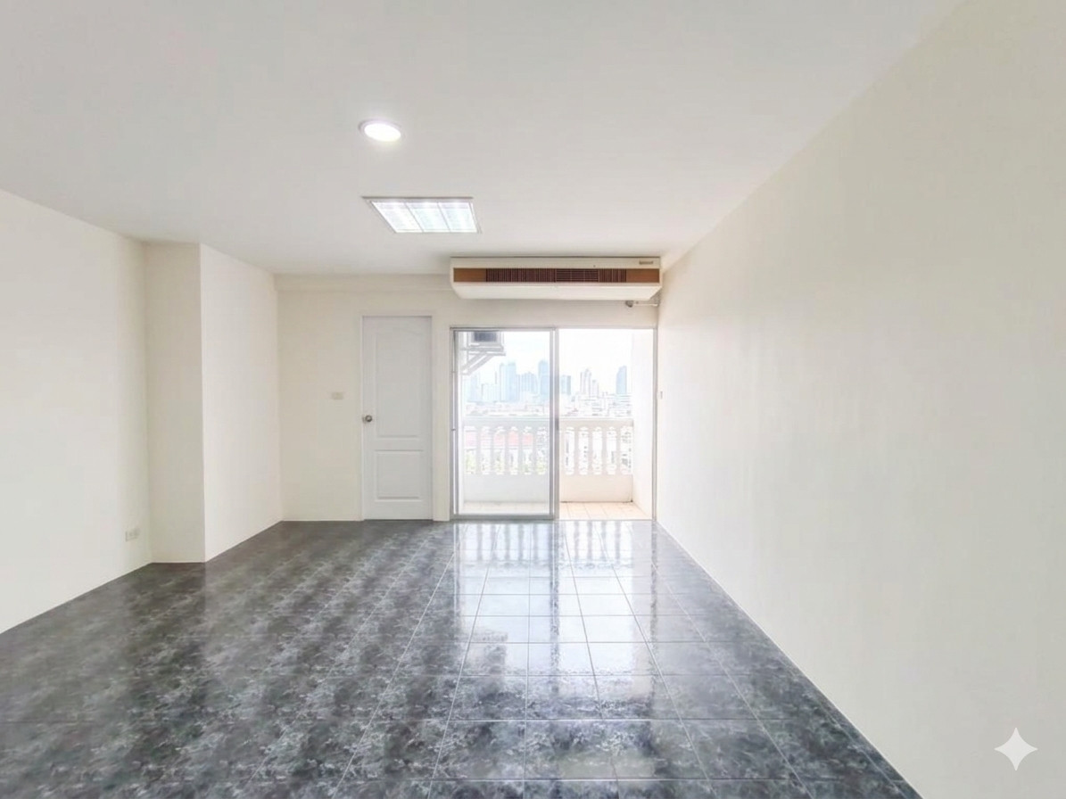 CONDO FOR SALE IN HUAI KHWANG near MRT and BTS smart choice 56 sqm. high floor Call Now CONDO FOR SALE IN HUAI KHWANG near MRT and BTS smart choice 56 sqm. high floor Call Now