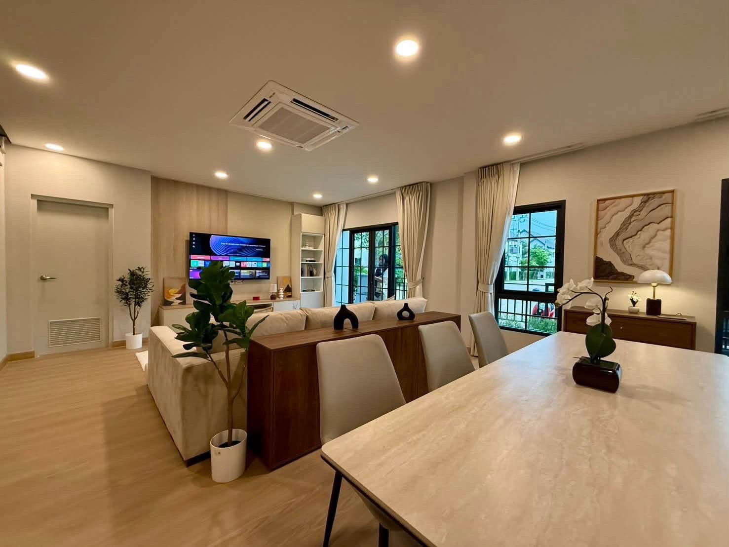 🌟ให้เช่าบ้านเดี่ยวแปลงมุม เซนโทร บางนา เฟส 2 บ้านสวย 2 ชั้น 4 ห้องนอน | 5 ห้องน้ำ เฟอร์นิเจอร์ครบ ตกแต่งสวย พร้อมเข้าอยู่💥ค่าเช่า: 120,000 บาท/เดือน – รูปที่ 2
