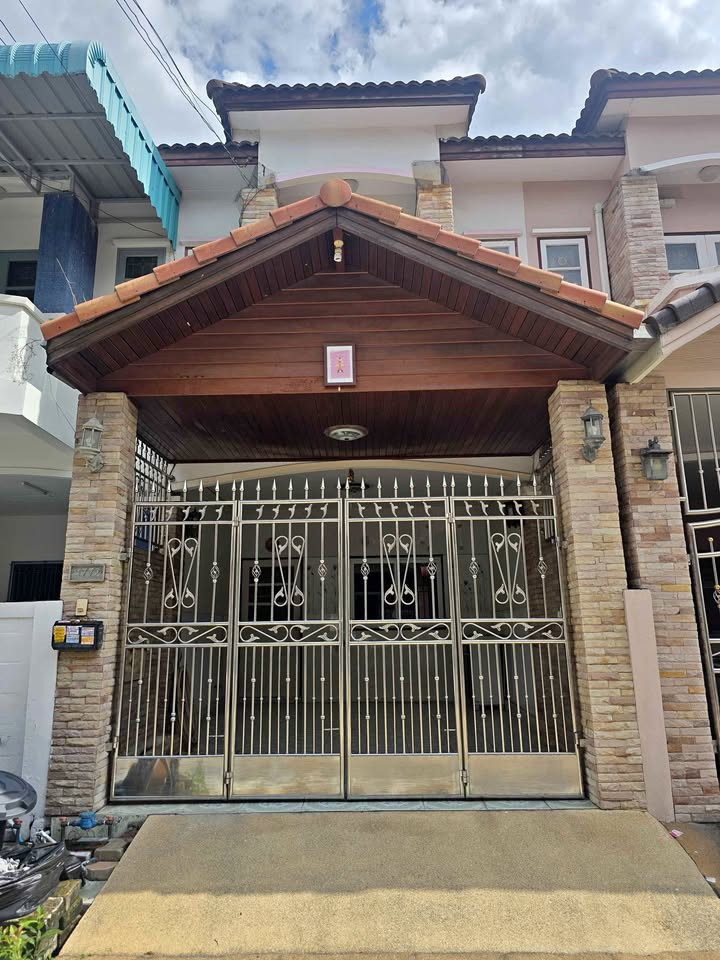 2-story townhouse for rent, Soi Phetkasem 55. 2-story townhouse for rent, Soi Phetkasem 55.