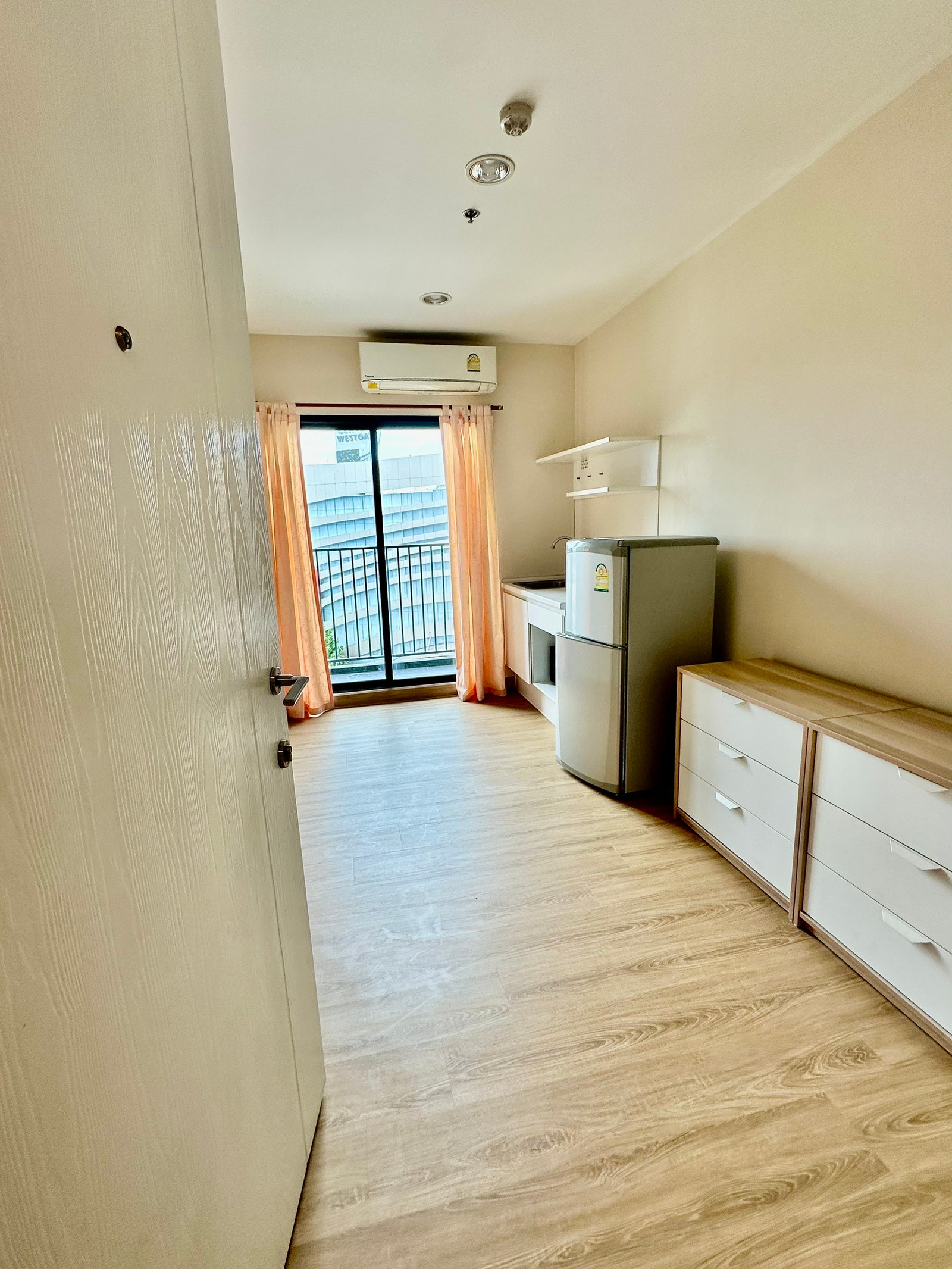 Urgent room for rent, 8th floor, Plum Central Station Phase 2 Condo, price 7500 baht. Urgent room for rent, 8th floor, Plum Central Station Phase 2 Condo, price 7500 baht.