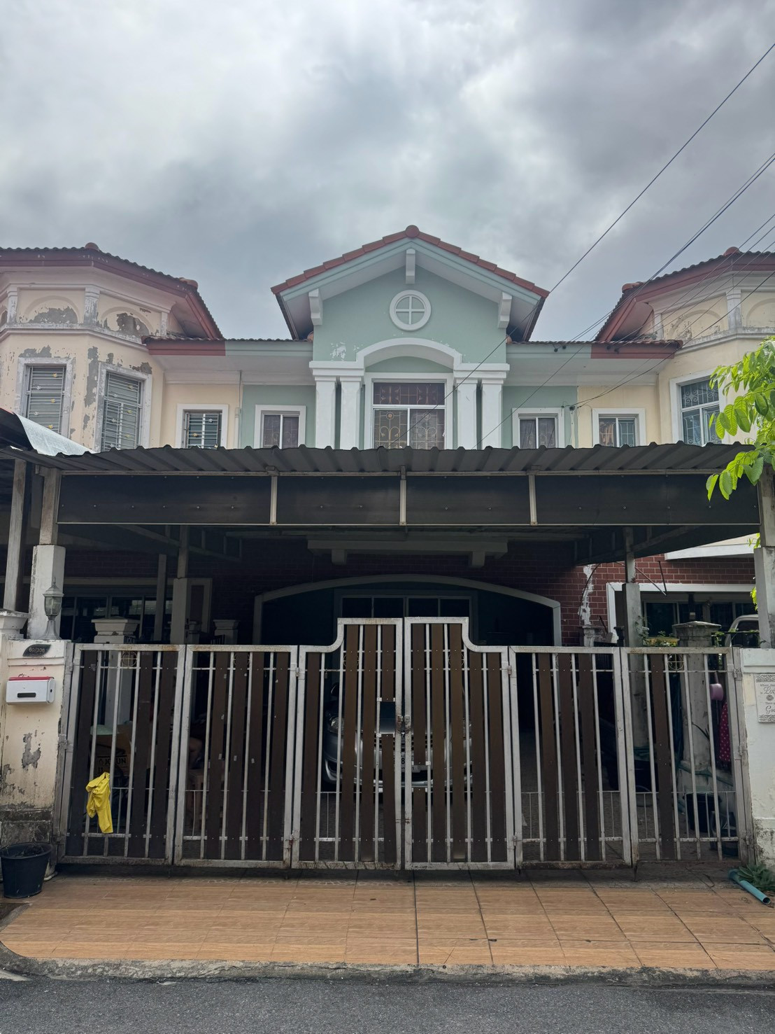 Urgent sale, very cheap, 2-story townhome, The Connect Suvarnabhumi, King Kaew 43, land size 33.3 sq m, 3 bedrooms, 2 bathrooms, good location, convenient travel, near Suvarnabhumi Airport, contact Sumet 061-949-8888.
