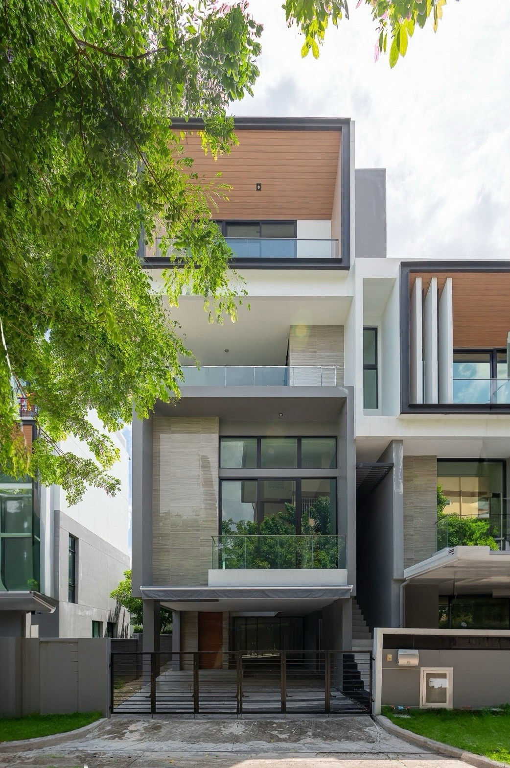 Urgent sale townhome Nirvana Define Rama 9, largest type, 3 parking spaces, only 14.5 million. Urgent sale townhome Nirvana Define Rama 9, largest type, 3 parking spaces, only 14.5 million.