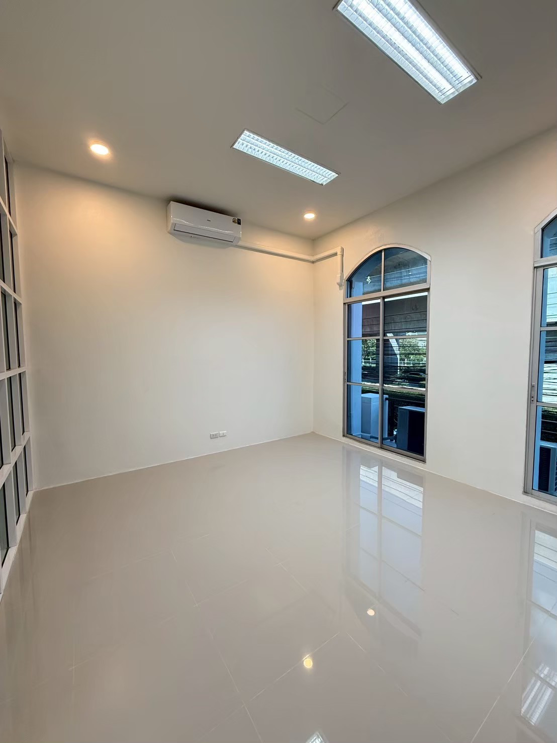 Home office Ratchavipha, 4bed 6bath 400sqm, 1 kitchen, 1 hall, 1 meetingroom 7Air condition, Pet friendly, CCTV 24hr