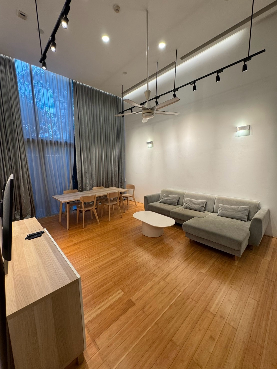 [For Rent / For Sale] Siamese Gioia Spacious 3-bedroom residence in a prime Sukhumvit location.