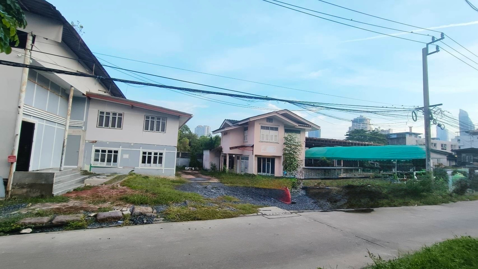 Large Land for Sale on Charoen Krung, 370.3 Sq.w. in a Prime Bangkok Riverside Location Large Land for Sale on Charoen Krung, 370.3 Sq.w. in a Prime Bangkok Riverside Location