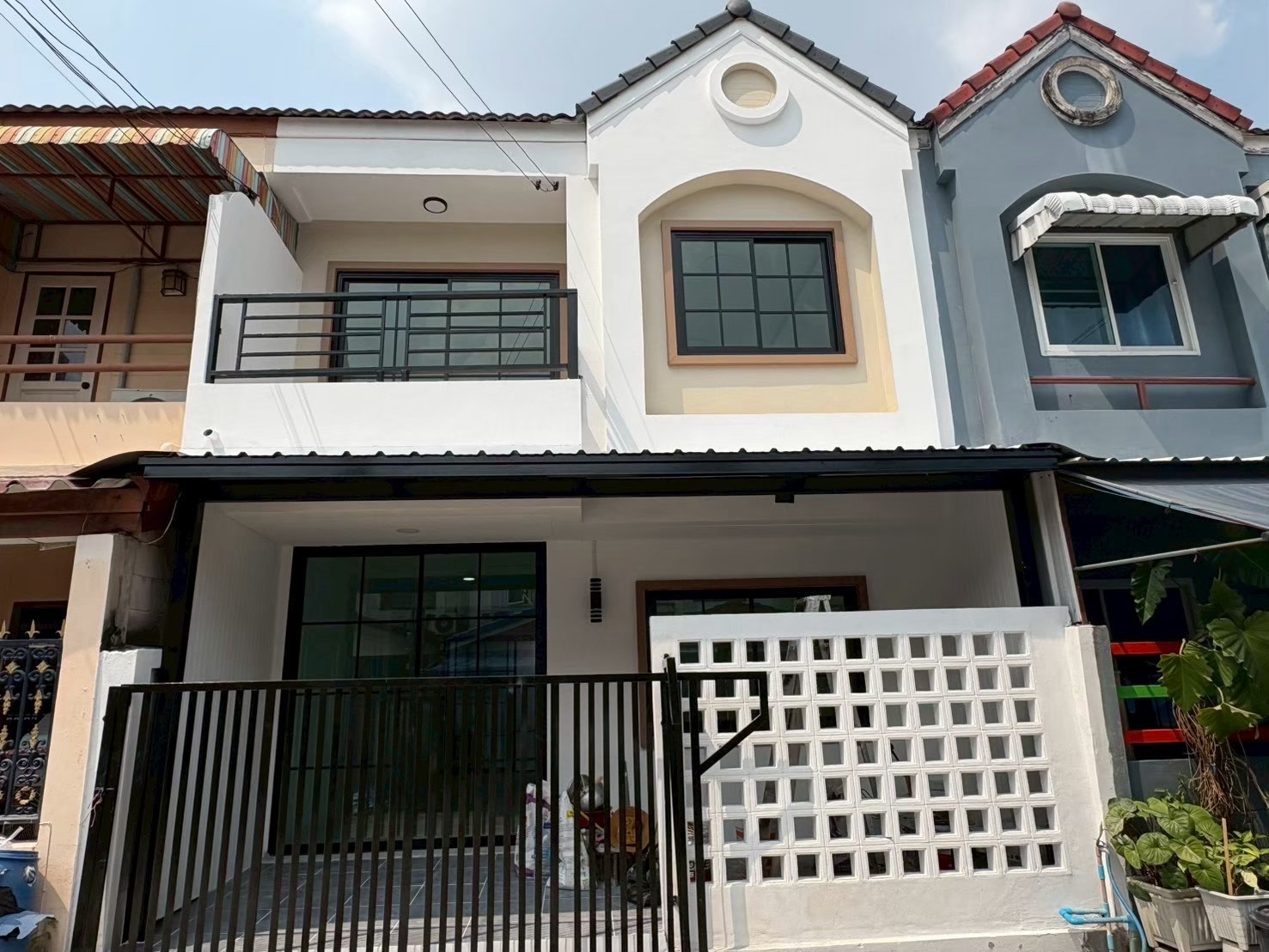 ทาวน์เฮ้าส์รีโนเวทใหม่ หมู่บ้านเพชรอัมพร เพชรเกษม 79 (19 ตร.ว.) 3 นอน 2 น้ำ สภาพสวยพร้อมอยู่ ฟรีโอน!! ทาวน์เฮ้าส์รีโนเวทใหม่ หมู่บ้านเพชรอัมพร เพชรเกษม 79 (19 ตร.ว.) 3 นอน 2 น้ำ สภาพสวยพร้อมอยู่ ฟรีโอน!!