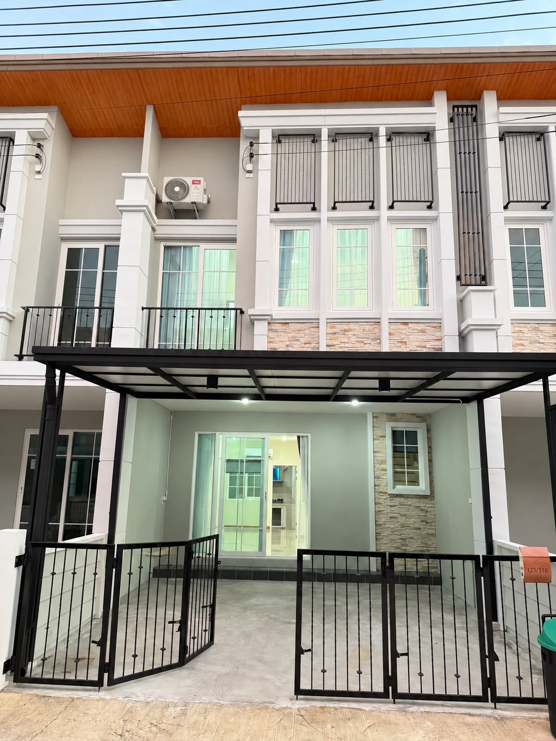 🏠✨ ให้เช่า ทาวน์โฮม 2 ชั้น โกลเด้น ทาวน์ วิภาวดี-รังสิต 4 ห้องนอน 3 ห้องน้ำ ทำเลติดถนนพหลโยธิน ซอยคลองหลวง 10 เดินทางสะดวก ใกล้ฟิวเจอร์พาร์ค รังสิต