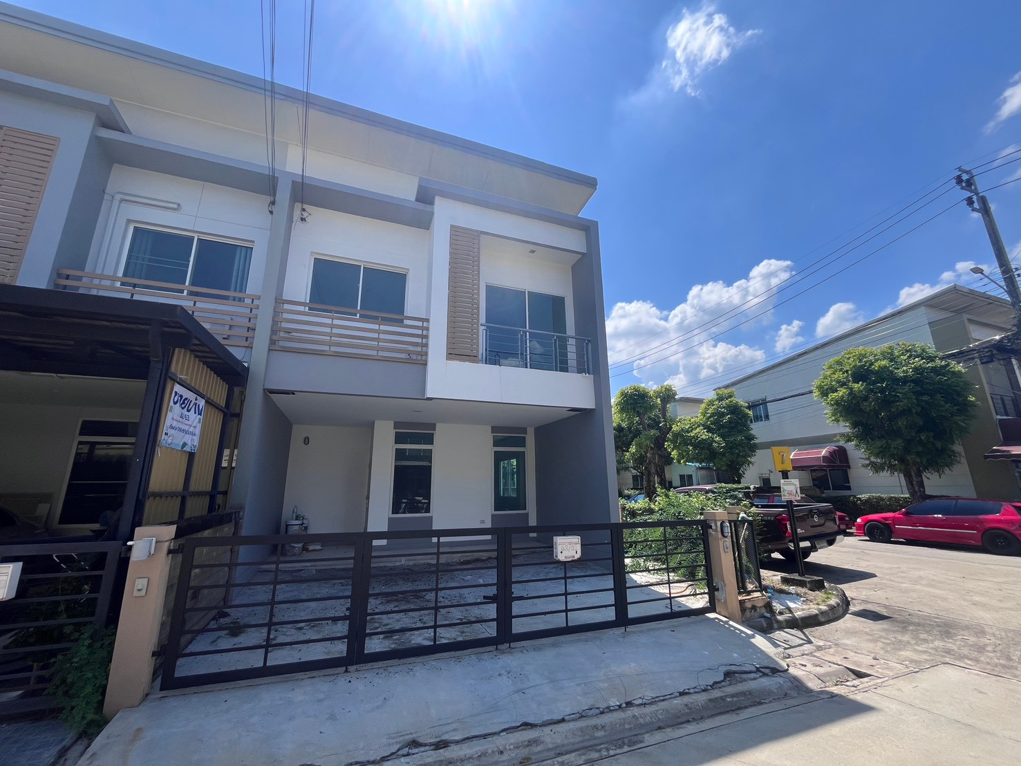 Corner plot house for sale, Habitia Wongwaen-Ramindra.