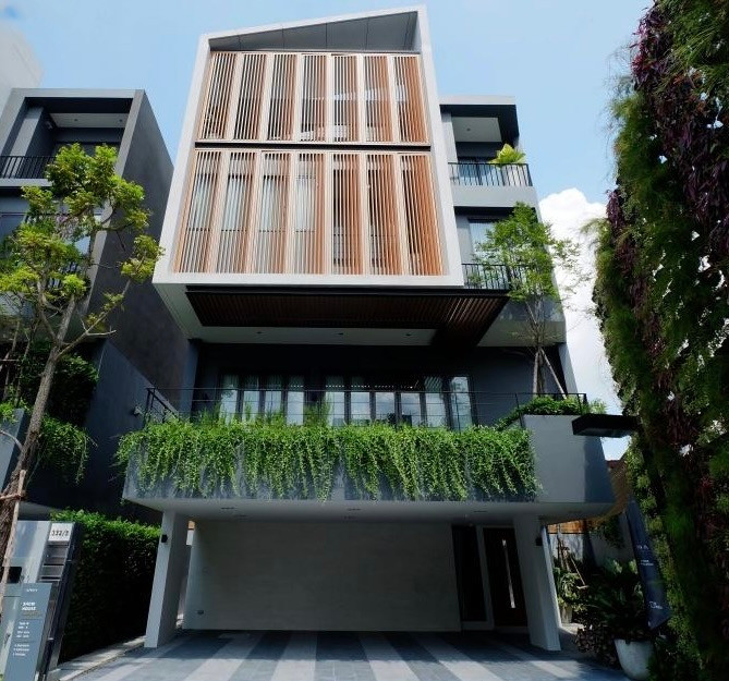 Big house in the heart of Ekkamai, 4 Bedrooms, 6 Bathrooms, contract from 3 months or more. Big house in the heart of Ekkamai, 4 Bedrooms, 6 Bathrooms, contract from 3 months or more.
