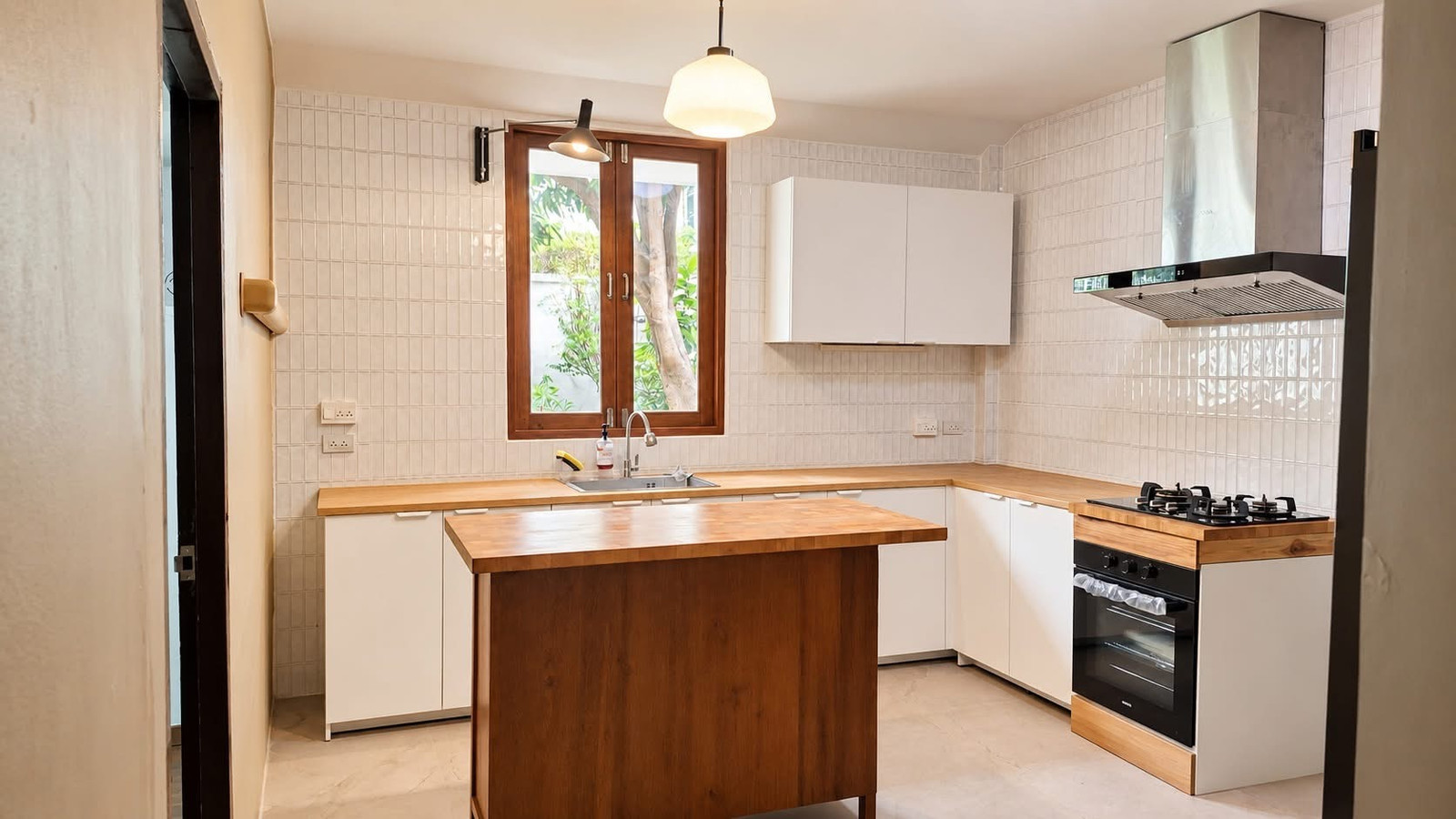 For rent, single house with large garden, Sukhumvit 22, newly decorated, 3 bedrooms, near Emsphere. For rent, single house with large garden, Sukhumvit 22, newly decorated, 3 bedrooms, near Emsphere.