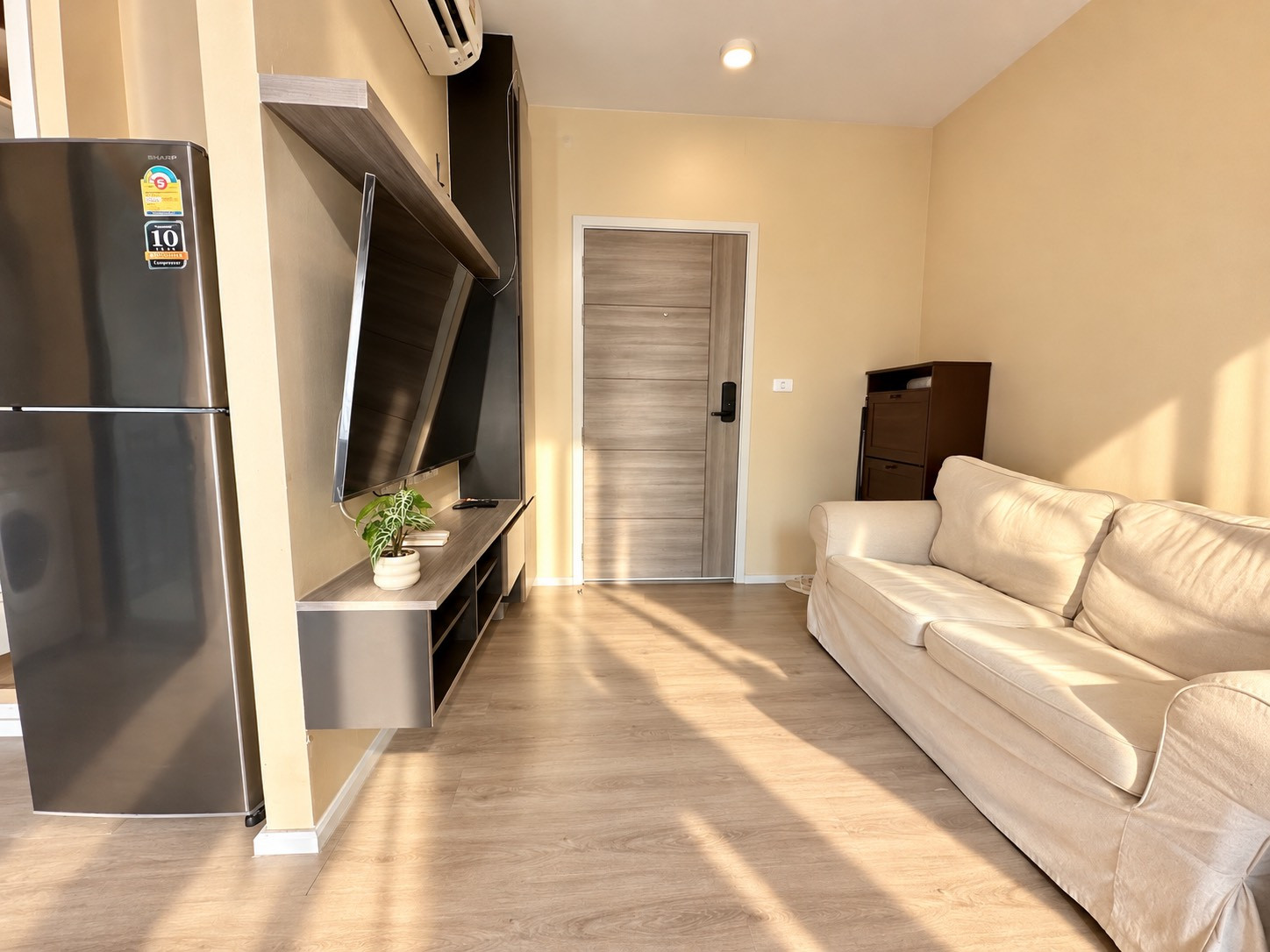 For rent: Notting Hill Sukhumvit 105, beautiful room, fully furnished, near BTS Bearing, only 450 meters. For rent: Notting Hill Sukhumvit 105, beautiful room, fully furnished, near BTS Bearing, only 450 meters.