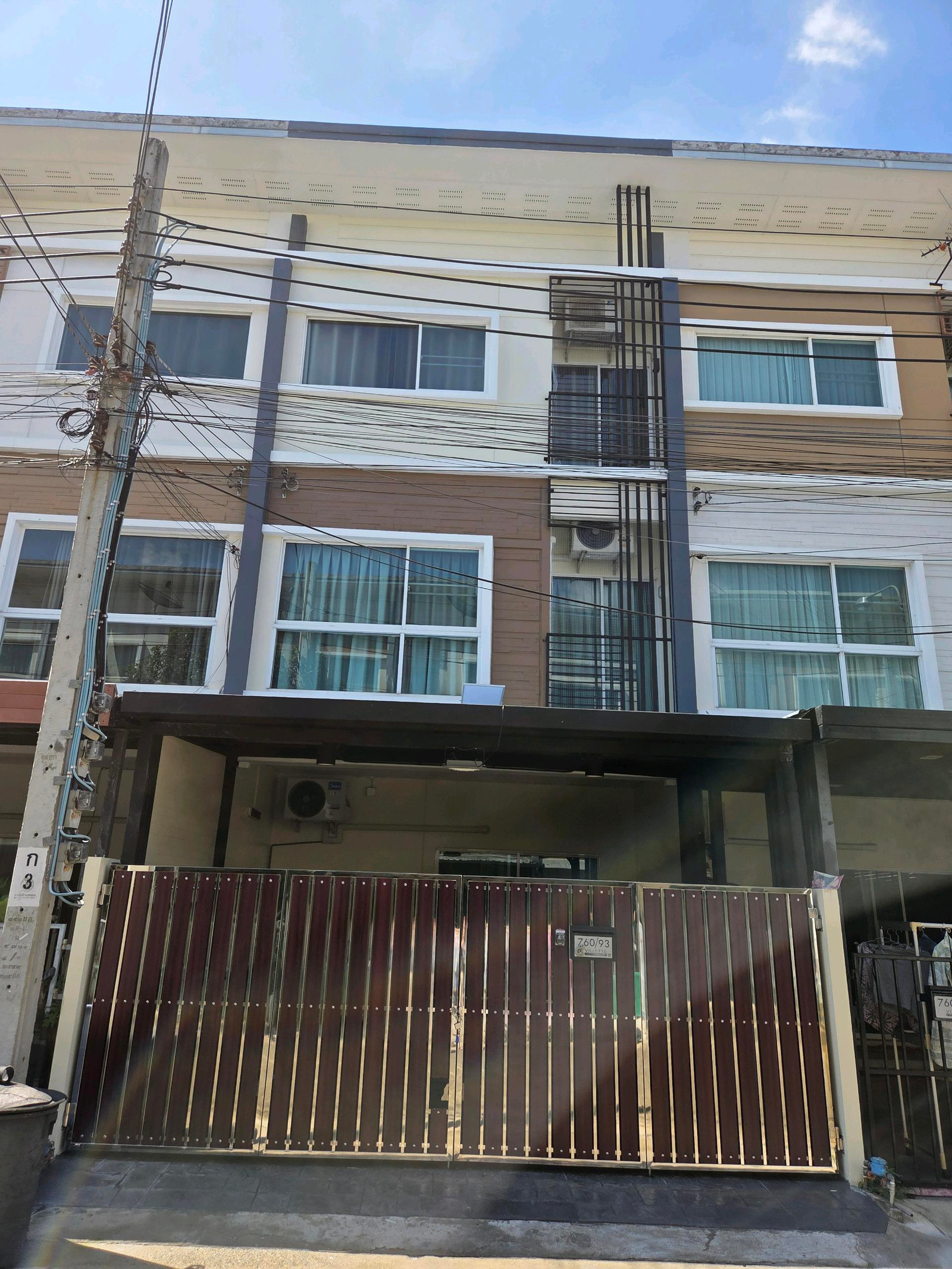 new renovated 3-story townhome for rent, Villette City Pattanakarn 38, size 20 sqw, just renovated. Brand new condition fully decorated, ready to move in, 3 bedrooms, 3 bathrooms, 2 living rooms, 2 parking spaces 