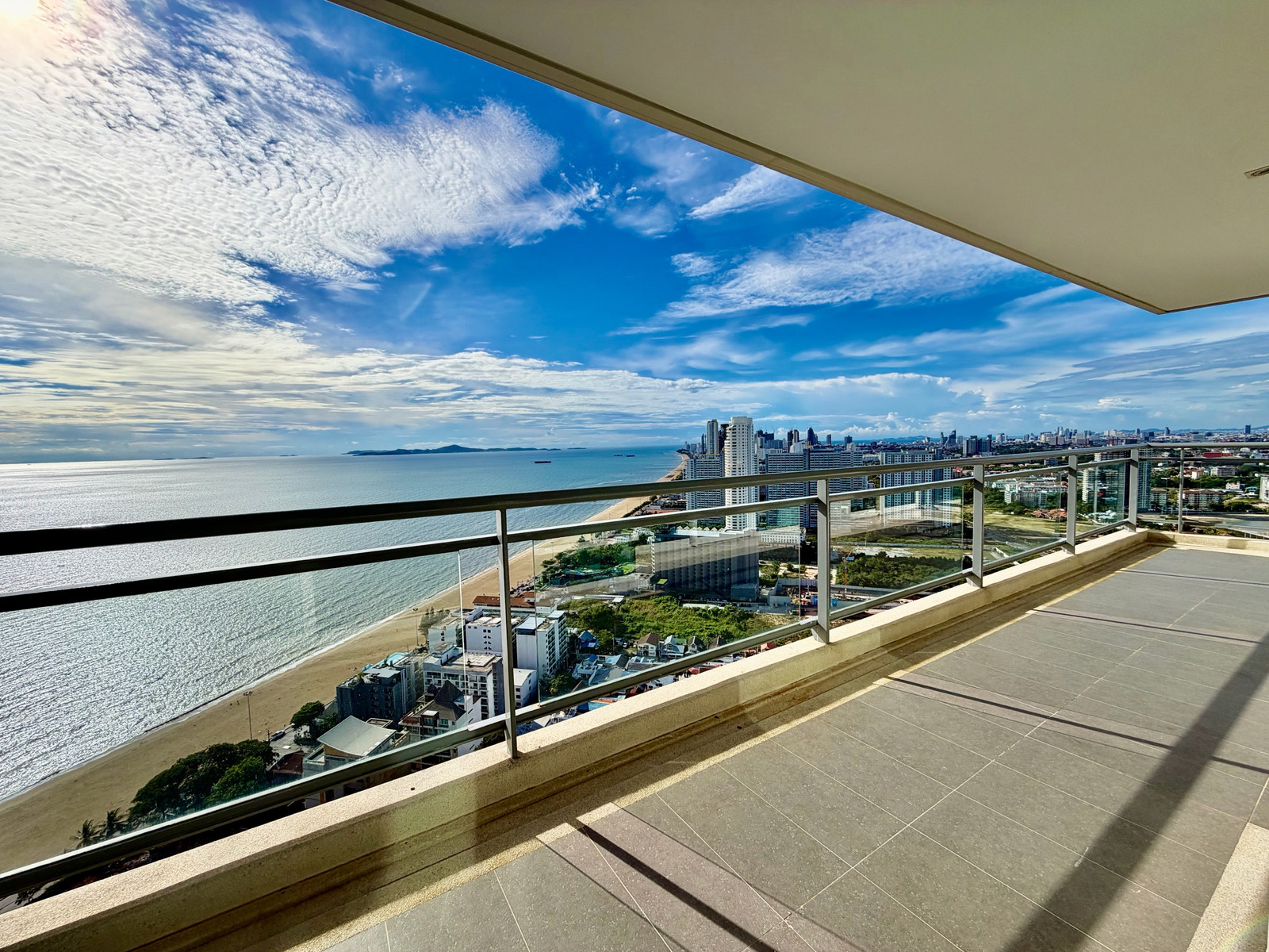Unique Unit 2beds Marriott Hotel Seaview On 31floor Condo at Pattaya Refelction Jomtien Beach without Neighbor Unique Unit 2beds Marriott Hotel Seaview On 31floor Condo at Pattaya Refelction Jomtien Beach without Neighbor
