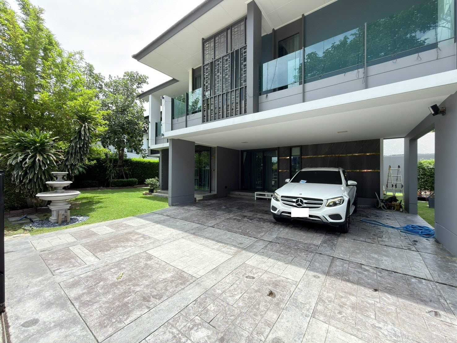 Luxurious detached house Setthasiri Thawiwatthana (Setthasiri Thawiwatthana), beautiful plot in front of the garden, shady view, most private in the project.