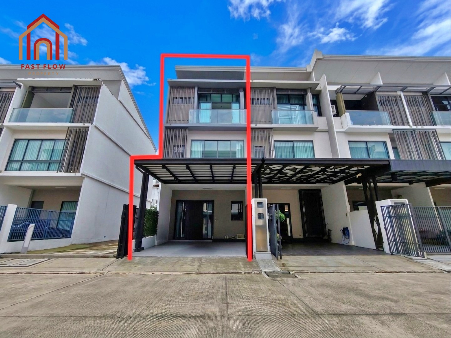 Great Price! 100% Financing Available. Luxury 3-Story Corner Townhome (The Landmark Ekkamai-Ram Inthra). Features extensions for the garage and backyard. Suitable as a residence or home office. Located near the Expressway (Liap Thang Duan). Great Price! 100% Financing Available. Luxury 3-Story Corner Townhome (The Landmark Ekkamai-Ram Inthra). Features extensions for the garage and backyard. Suitable as a residence or home office. Located near the Expressway (Liap Thang Duan).
