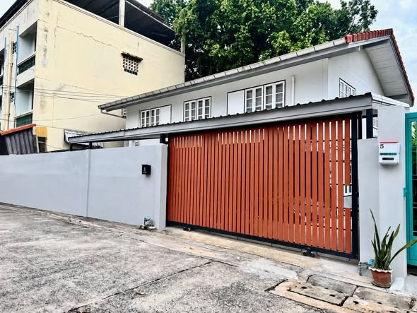 HR3832 2-story detached house for rent, newly renovated, in the heart of Udomsuk (Pet Friendly), near BTS Udomsuk and MRT Sri Udom, wide area, ready to move in. HR3832 2-story detached house for rent, newly renovated, in the heart of Udomsuk (Pet Friendly), near BTS Udomsuk and MRT Sri Udom, wide area, ready to move in.