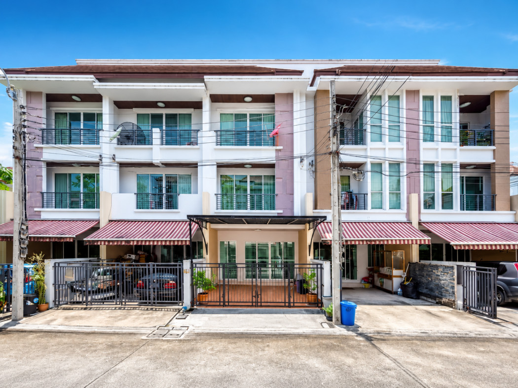 Townhome for sale, Baan Klang Muang Essence On Nut-Wongwaen, 167 sq m, 20 sq m, 3-story townhouse, newly decorated throughout.