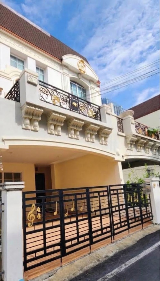 ขาย ทาวน์โฮม  ทาวน์เฮาส์หลังใหญ่ใจกลางเมือง - พื้นที่ใช้สอยจัดเต็ม 340 ตรม 34 งาน  ลึกถึง 24เมตร