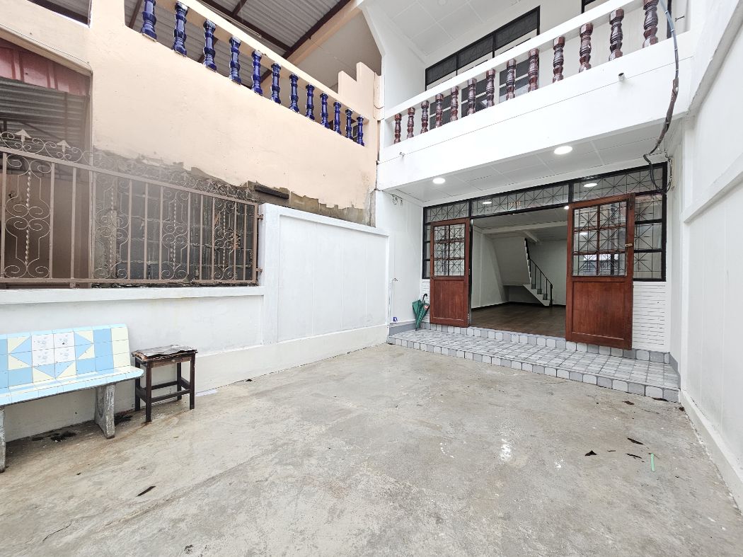 Two-story townhome for sale at a low price, near Sriracha Night Market. Size: 20 square meters.