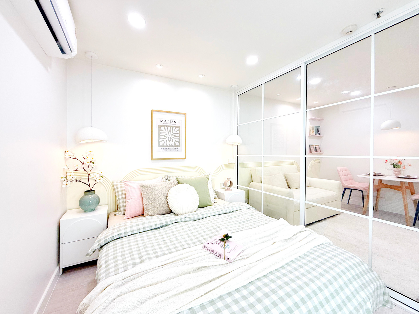 ห้องสวย แต่งครบพร้อมอยู่ รีโนเวทใหม่หมดทั้งห้อง เฟอร์ใหม่หมด