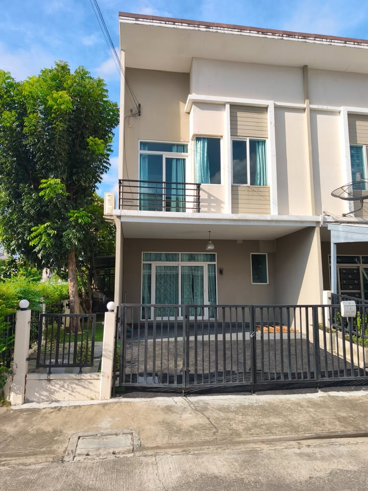 HR3836 Townhome for rent on the edge of the house Wide area, detached house feel, Casa City Don Mueang project (Thet Rachan Road), next to the main road, fully furnished. Ready to move in Close to the airport and the Red Line. HR3836 Townhome for rent on the edge of the house Wide area, detached house feel, Casa City Don Mueang project (Thet Rachan Road), next to the main road, fully furnished. Ready to move in Close to the airport and the Red Line.