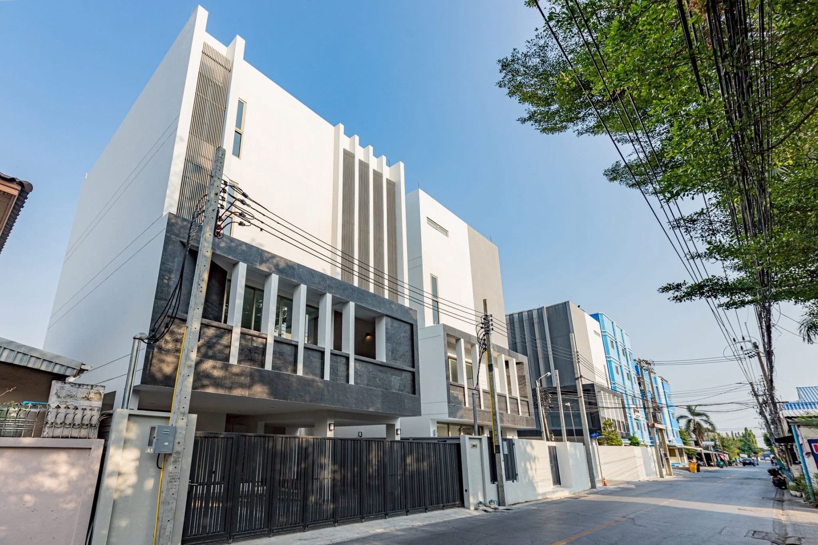 Pool villa-home office, 4 floors, Modern Luxury design, location Kaset-Nawamin, Ramintra, near Shopping Mall: CDC, Centra East Vills & The Crytal, perfectly combining living and working space.