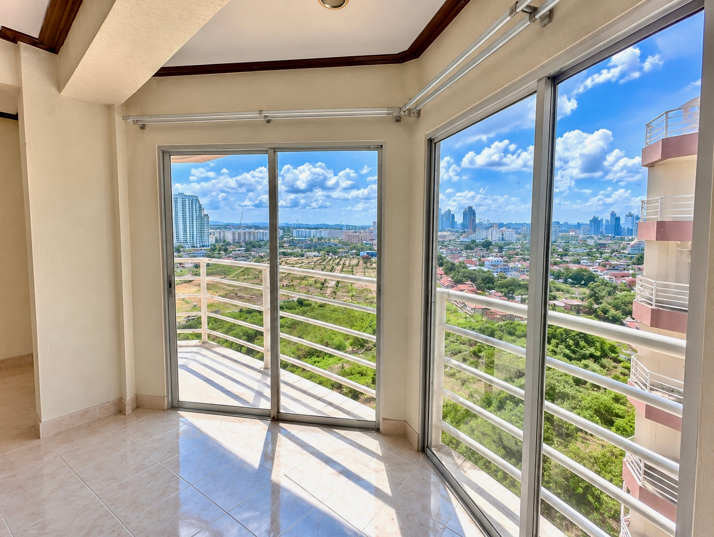 For sale on Jomtien Beach, condo size 42 sq m.