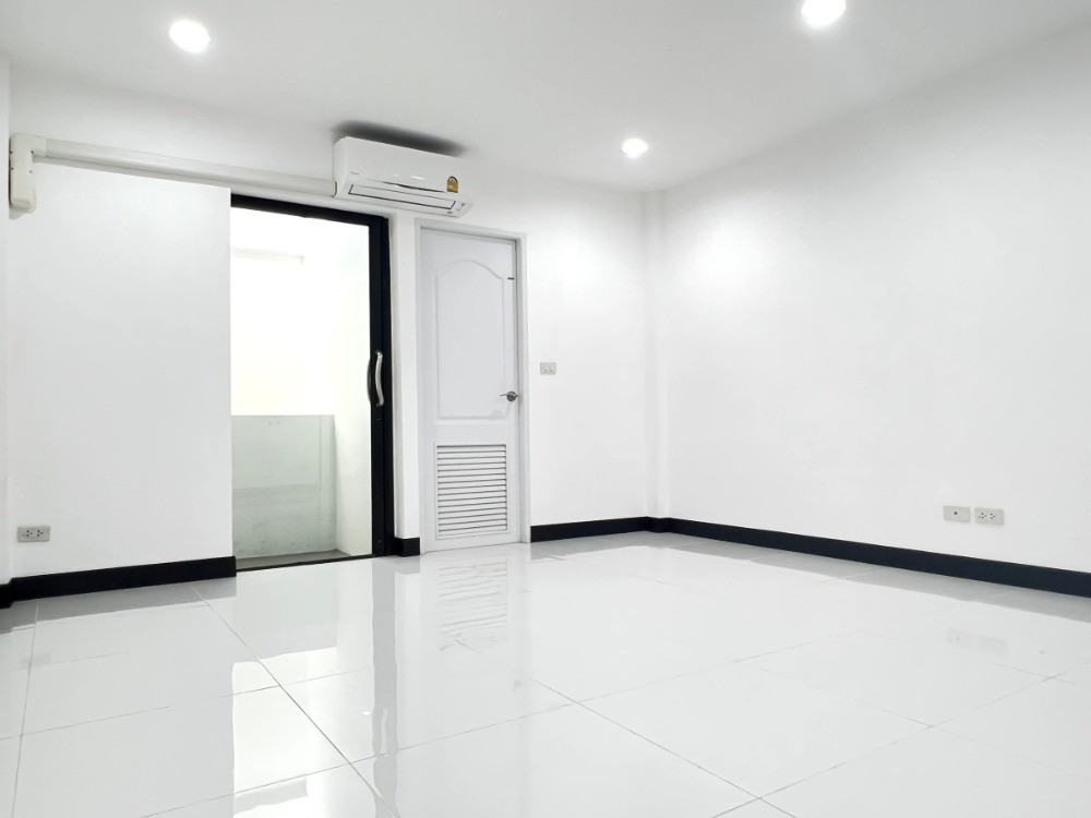 🟢 Commercial building / home office for rent, 3 floors, 52 sq m, usable area 208 sq m, location Sukhumvit 95, near BTS, walk only 500 meters, 3 floors, 5 multi-purpose rooms, 5 bathrooms, 1 kitchen. – รูปที่ 4