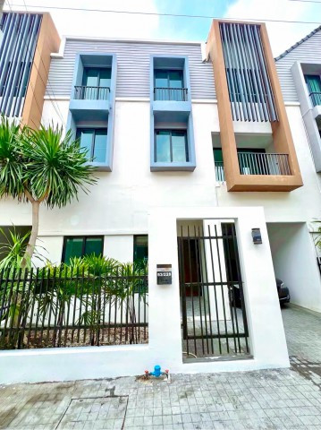 261001dskenl Townhouse for rent, 3-story home office, Muang Thong Thani area project. Usable area 220 sq m., near teepee golf driving range, all 3 floors. 261001dskenl Townhouse for rent, 3-story home office, Muang Thong Thani area project. Usable area 220 sq m., near teepee golf driving range, all 3 floors.