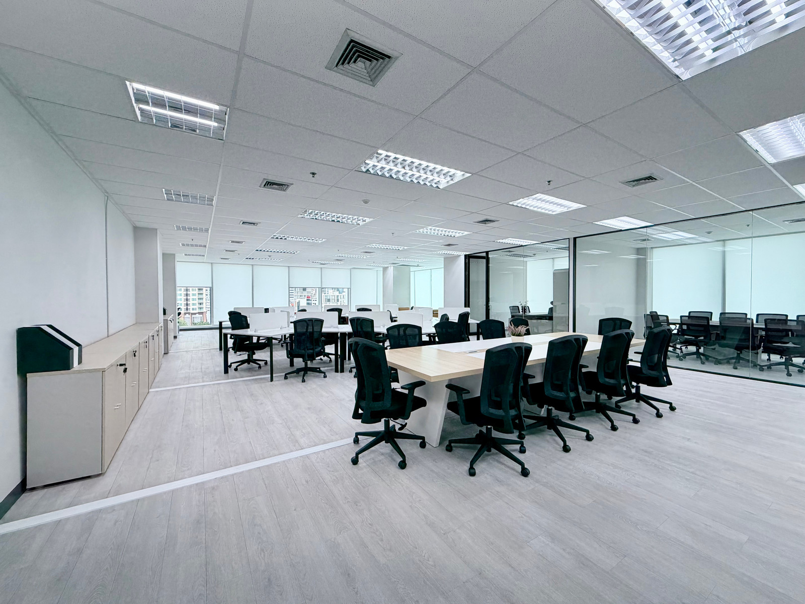 New fully furnished office, near BTS Chong Nonsi, with 7-11 and food court in the building.