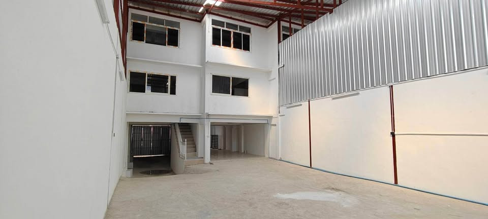 Warehouse for rent, product storage space, commercial building, 4 floors, 2 rooms next to each other, good price, good location, Soi Thian Talay 15. Next to Bang Khun Thian Chai Thale Road, 2 units for rent, area 608 sq m., main road, trucks in and out ea – รูปที่ 2